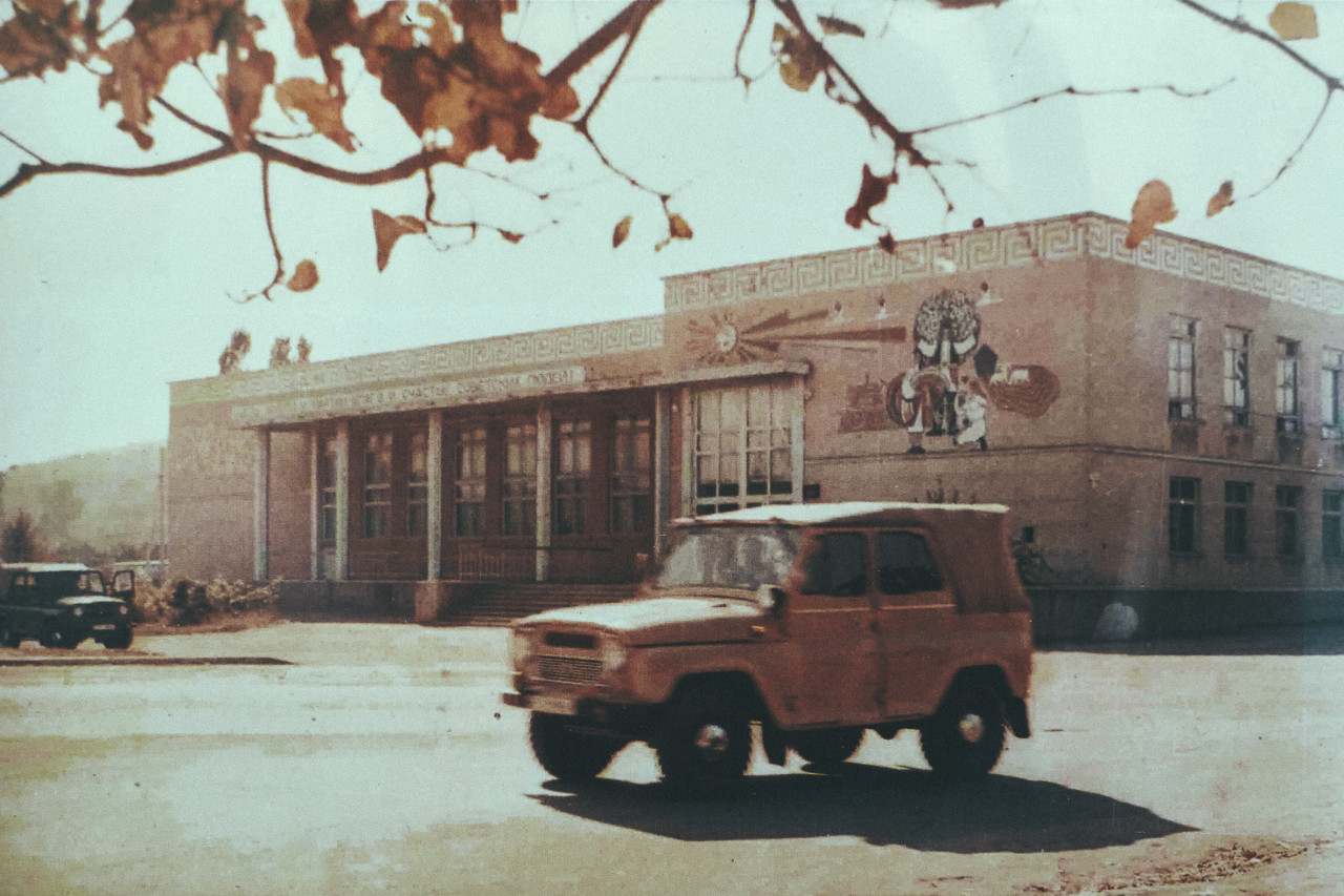 A once thriving town: the House of Culture in an old photograph of Moscovei.