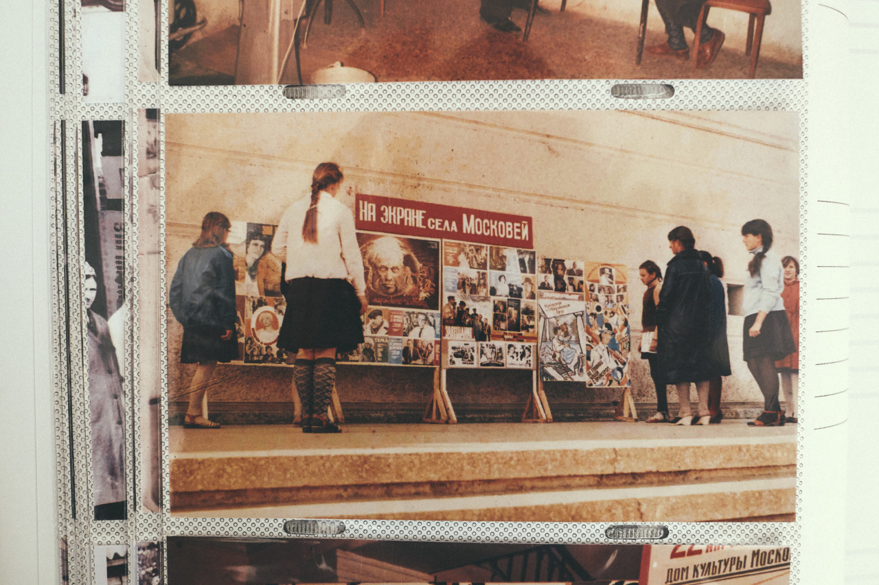 A once thriving town: the cinema in an old photograph of Moscovei.